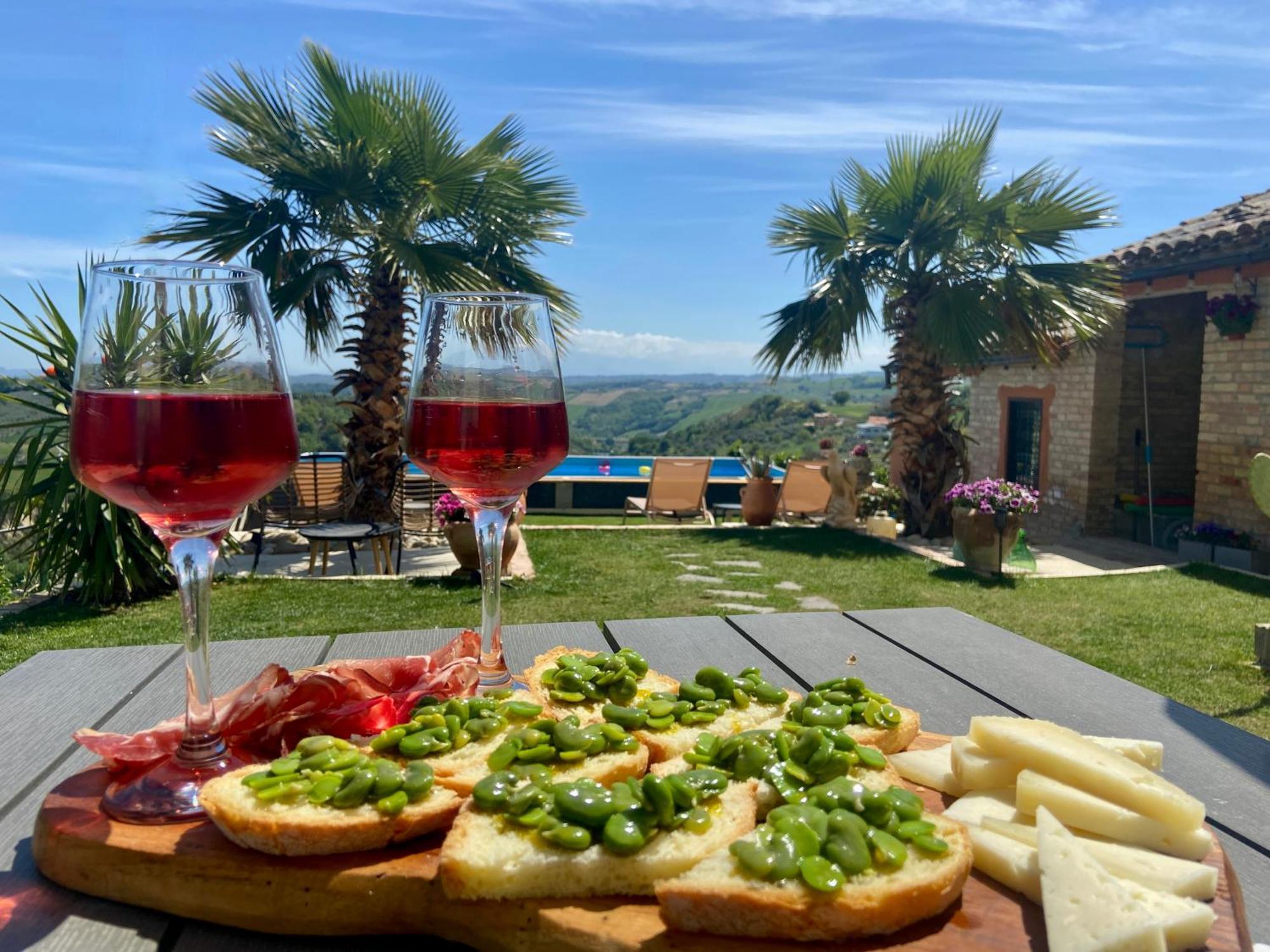 Bed And Adventure Tramontana Resort - Camera Vista Castilenti 외부 사진